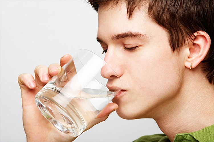 Lợi ích sức khỏe không thể ngờ được khi uống nước mỗi sáng thức dậy